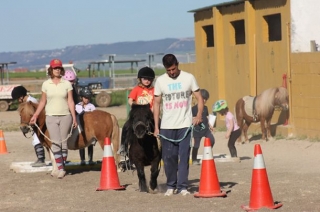 disfrutando de un paseo a poni